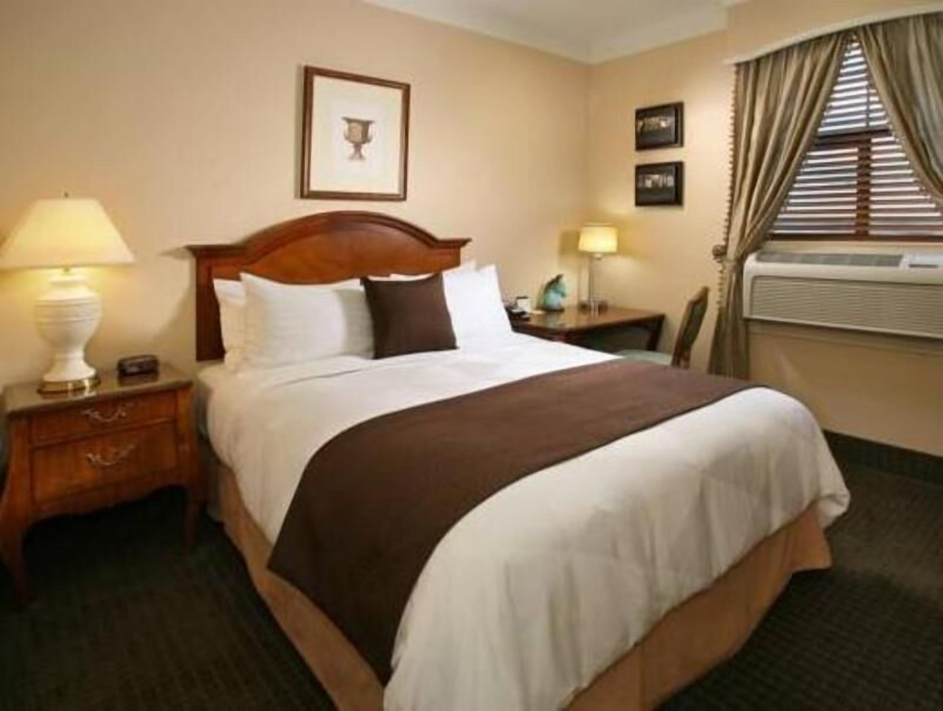 Premium bedding, minibar, desk, iron/ironing board