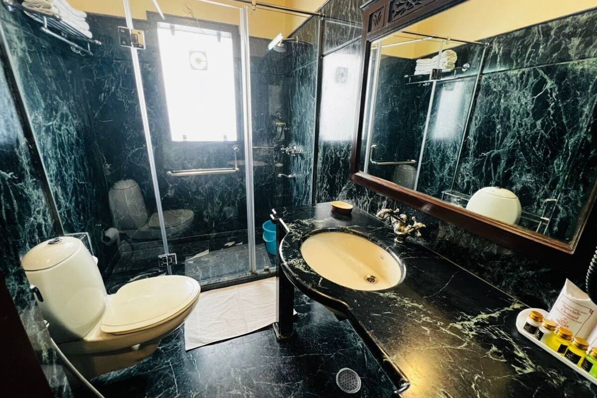 royal deluxe - free pick-up on arrival (train/bus station only) | bathroom | shower, free toiletries, hair dryer, bathrobes