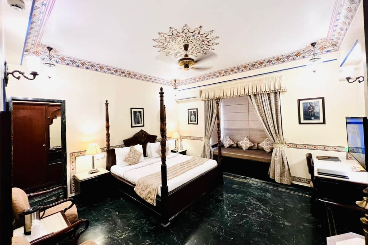 Royal Deluxe - Free Pick-up on Arrival (Train/Bus Station Only) | Minibar, két bảo mật tại phòng, bàn, bàn ủi/dụng cụ ủi quần áo