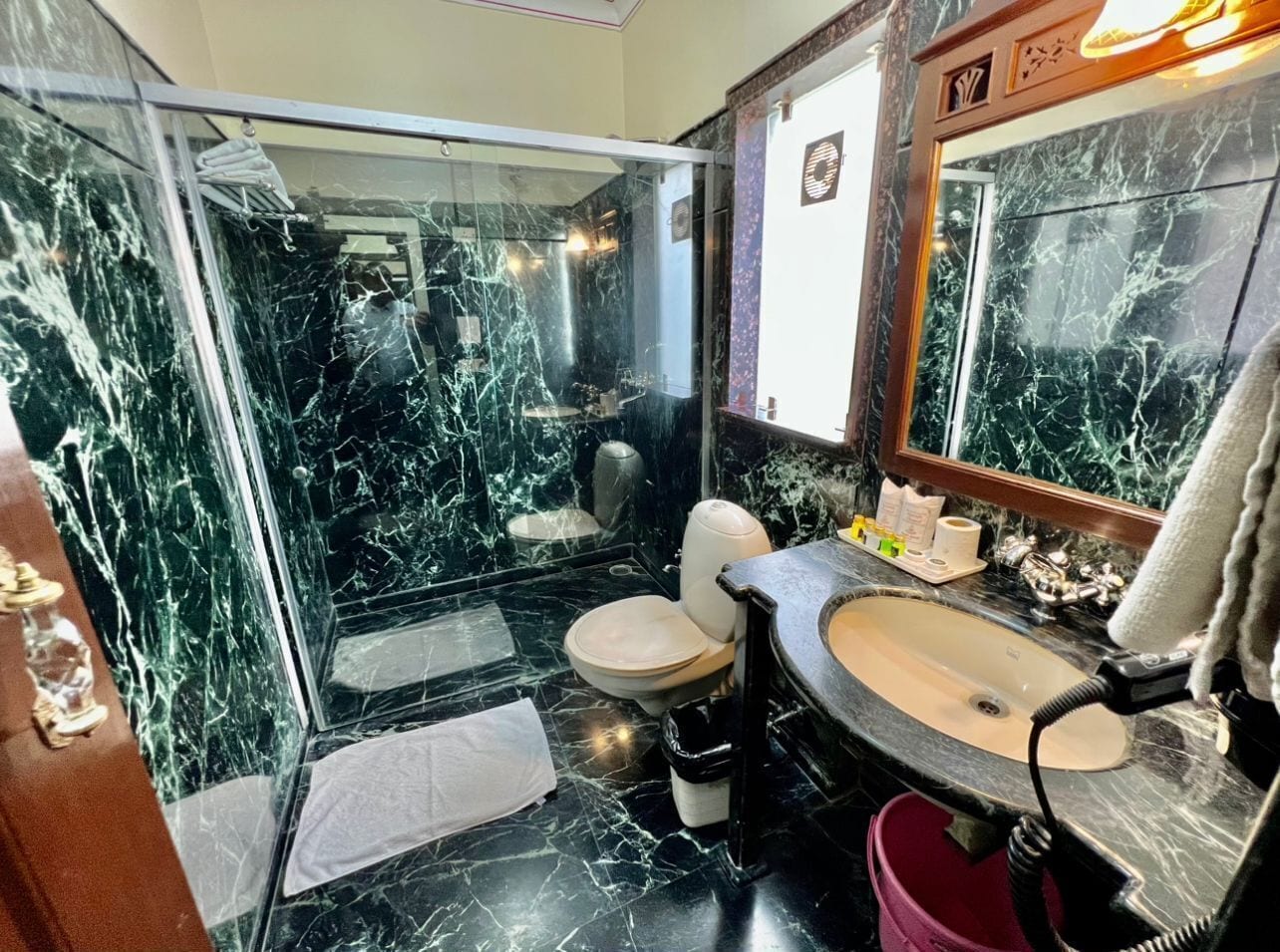 royal deluxe - free pick-up on arrival (train/bus station only) | bathroom | shower, free toiletries, hair dryer, bathrobes