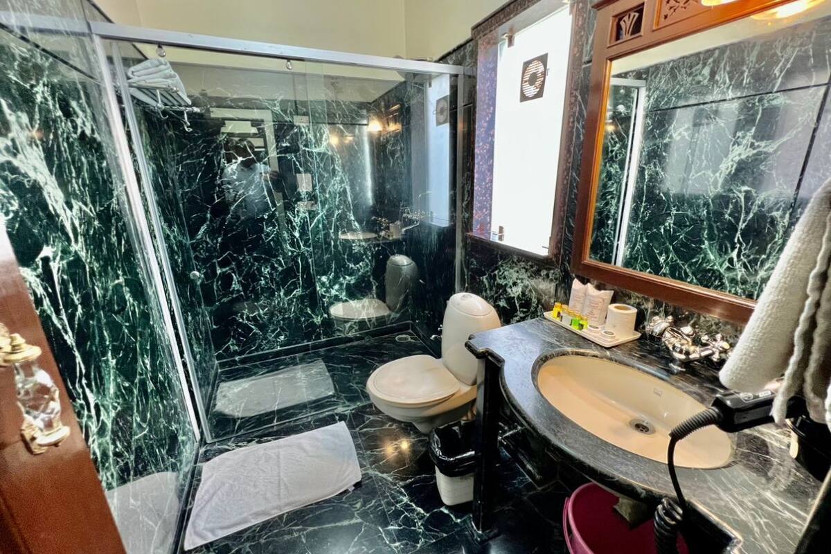 royal deluxe - free pick-up on arrival (train/bus station only) | bathroom | shower, free toiletries, hair dryer, bathrobes