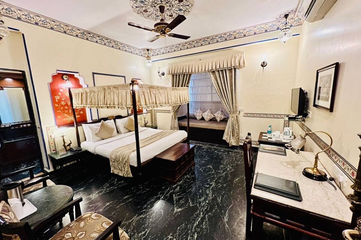 royal deluxe - free pick-up on arrival (train/bus station only) | minibar, in-room safe, desk, iron/ironing board