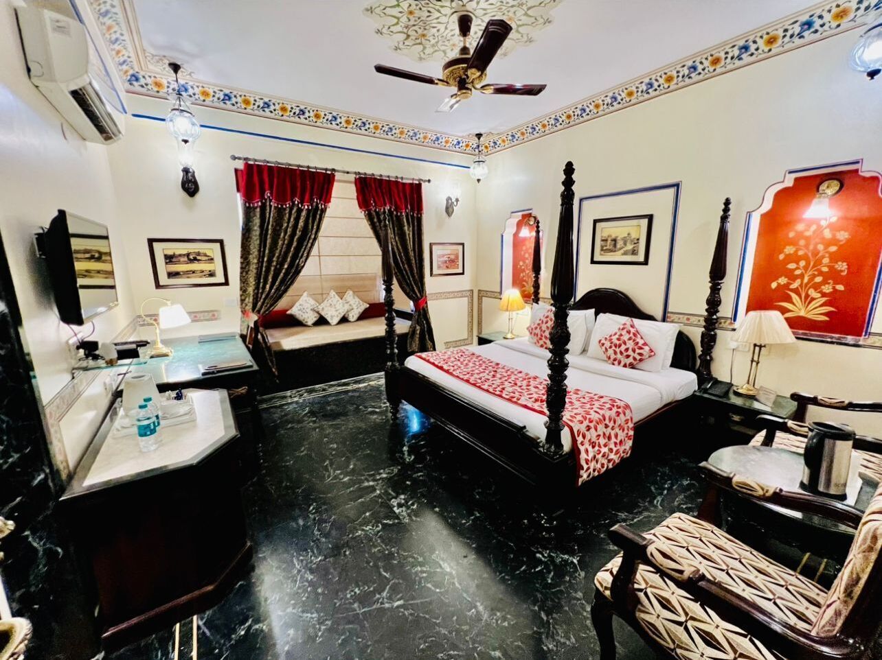 Royal Deluxe - Free Pick-up on Arrival (Train/Bus Station Only) | Minibar, in-room safe, desk, iron/ironing board