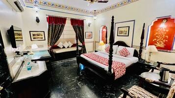 Royal Deluxe - Free Pick-up on Arrival (Train/Bus Station Only) | Minibar, in-room safe, desk, iron/ironing board