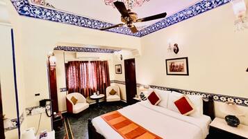 Royal Deluxe - Free Pick-up on Arrival (Train/Bus Station Only) | Frigobar, cofres nos quartos, escrivaninha