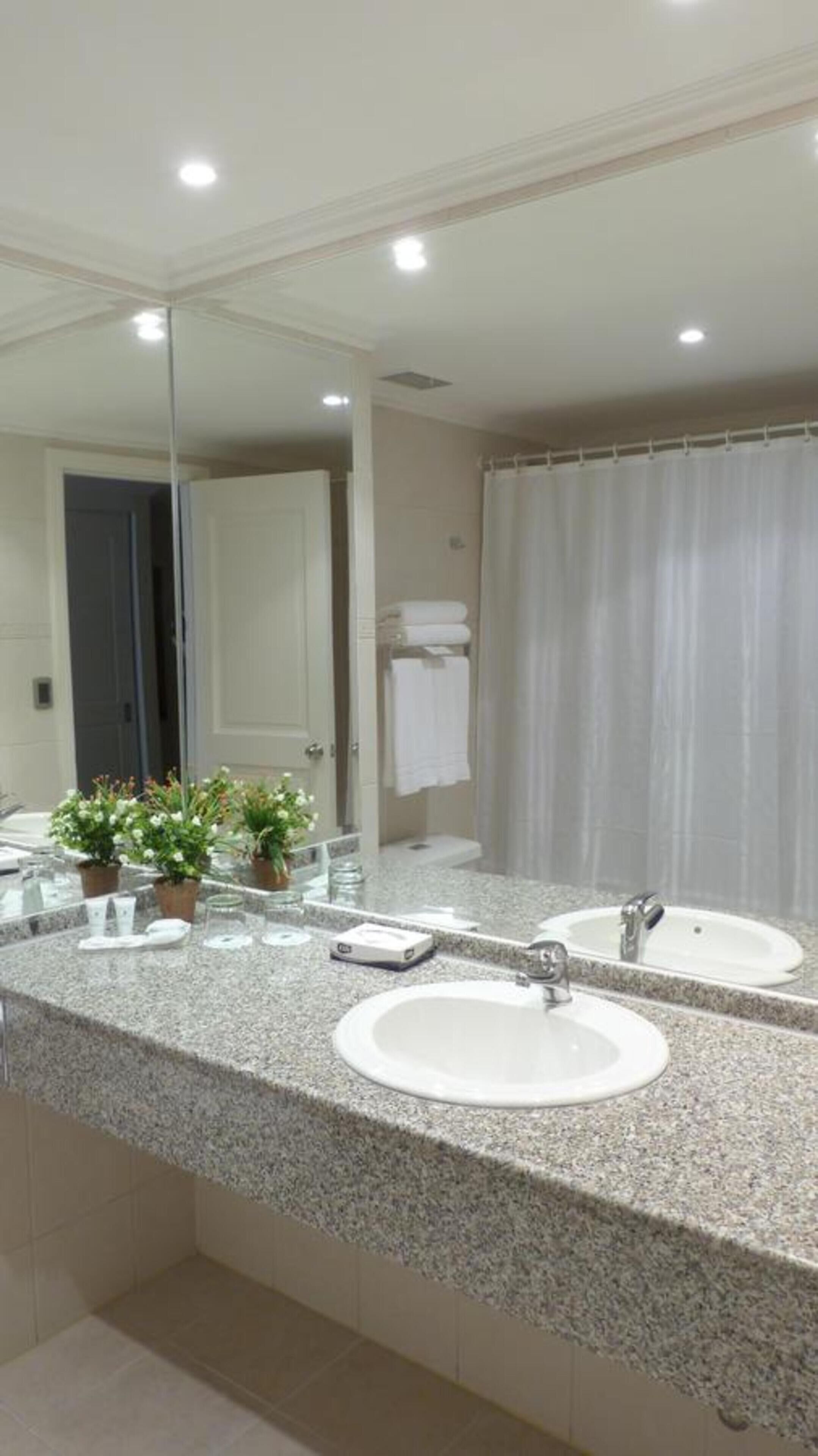 combined shower/bathtub, rainfall showerhead, free toiletries