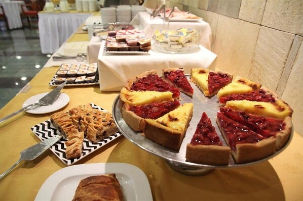 A buffet table with various desserts including pies and tarts. - Hotel Diego De Almagro Concepcion (Concepción)