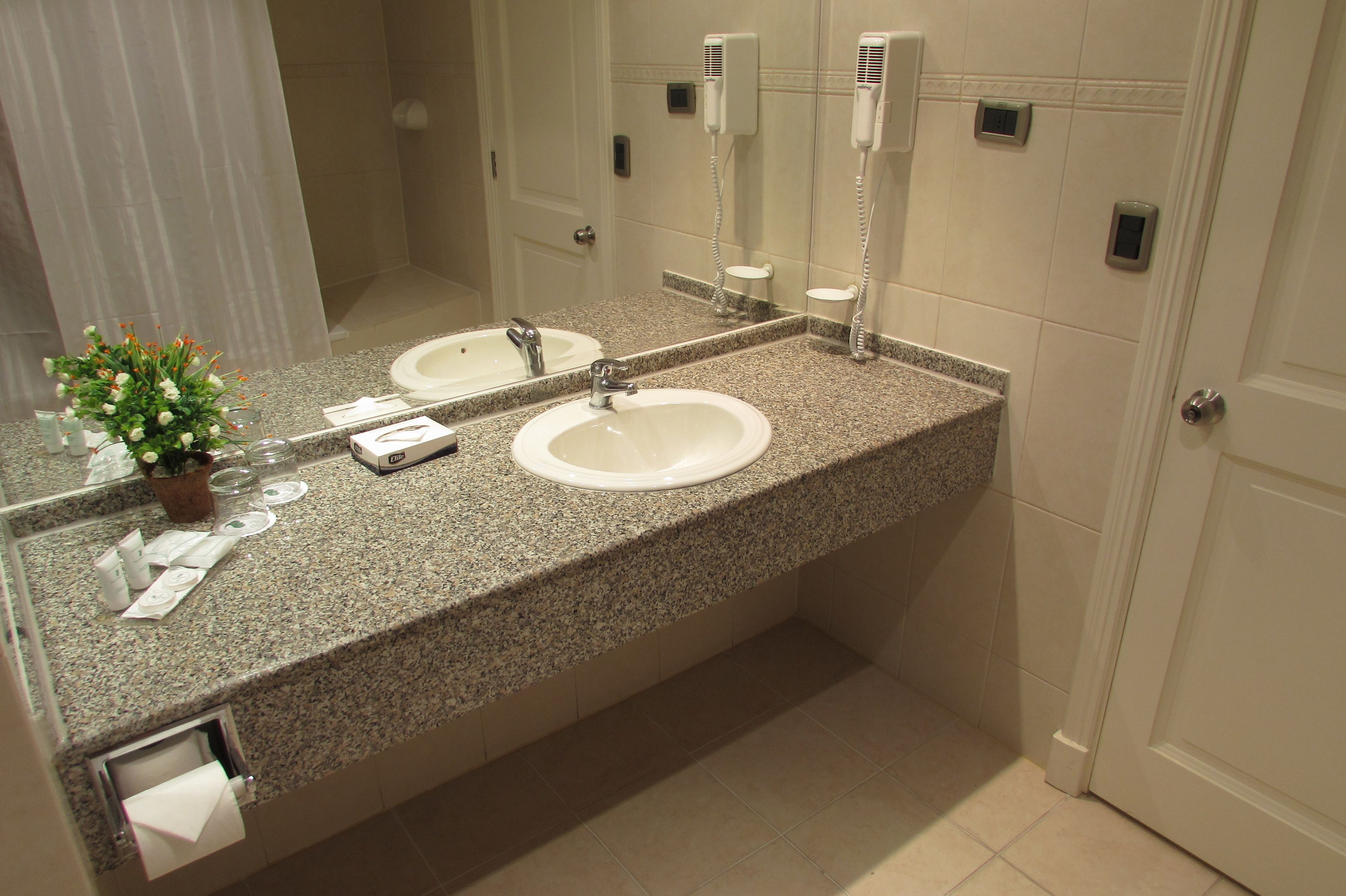 combined shower/bathtub, rainfall showerhead, free toiletries