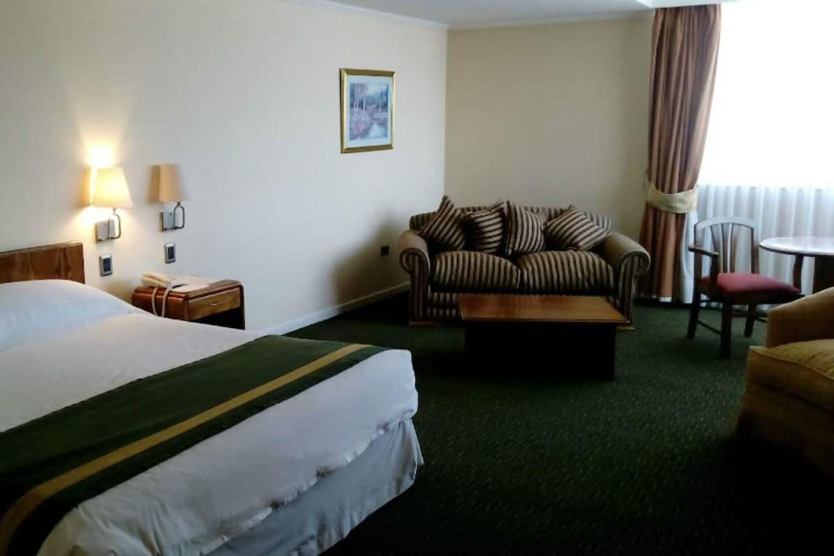 Premium bedding, minibar, in-room safe, desk
