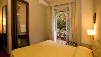 Doppia Superior | Minibar, una cassaforte in camera, una scrivania, tende oscuranti