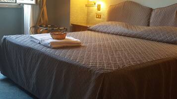Standard-Doppelzimmer | Minibar, Zimmersafe, Schreibtisch, Verdunkelungsvorhänge