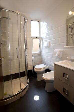 Douche, sèche-cheveux, serviettes fournies