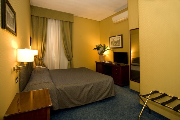 Minibar, in-room safe, desk, blackout curtains - Hotel Domus Aventina (Rome)