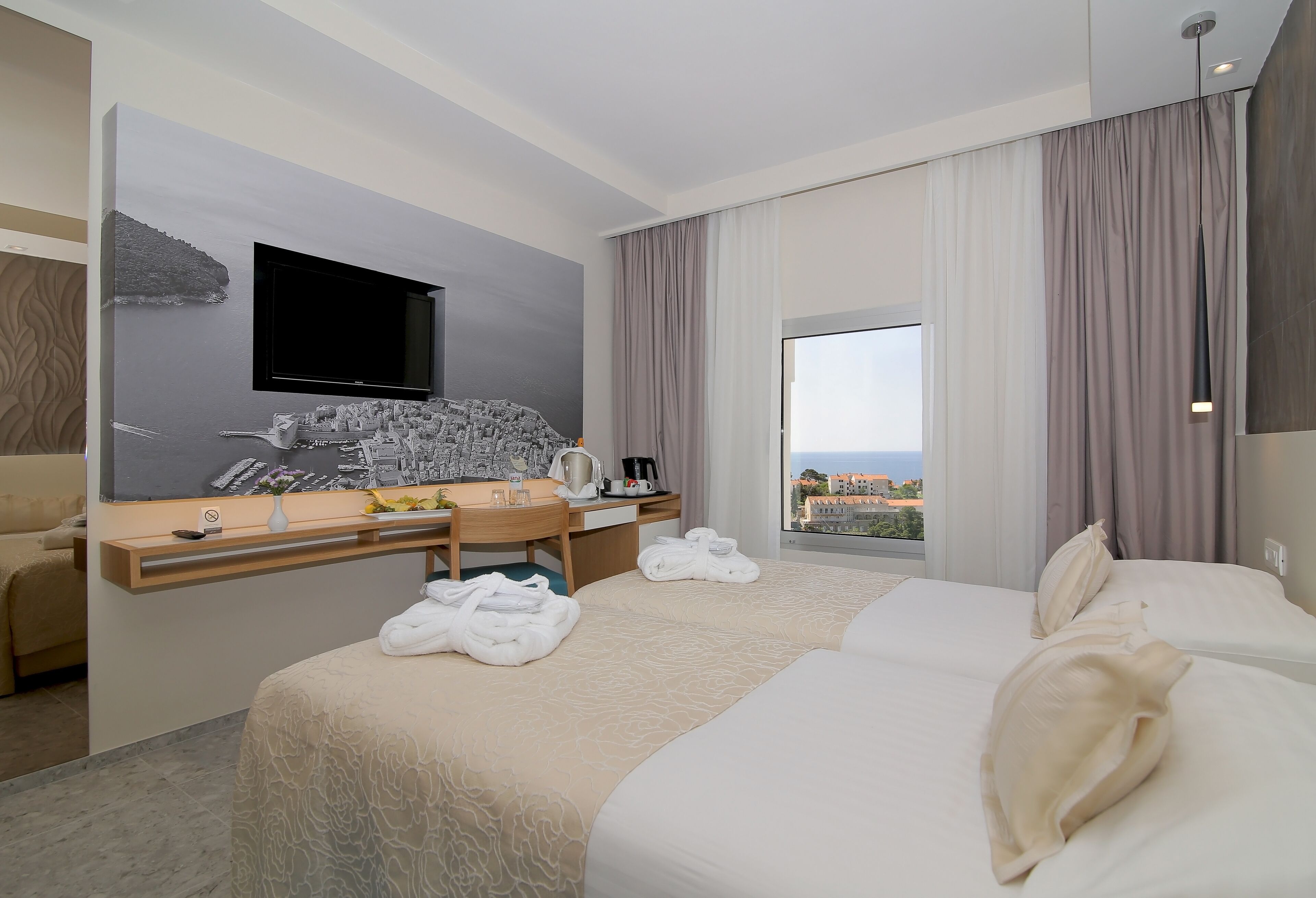 2 bedrooms, in-room safe, individually decorated, individually furnished