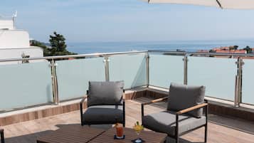 Deluxe penthouse, 2 slaapkamers, niet-roken, uitzicht op zee | Uitzicht vanaf balkon
