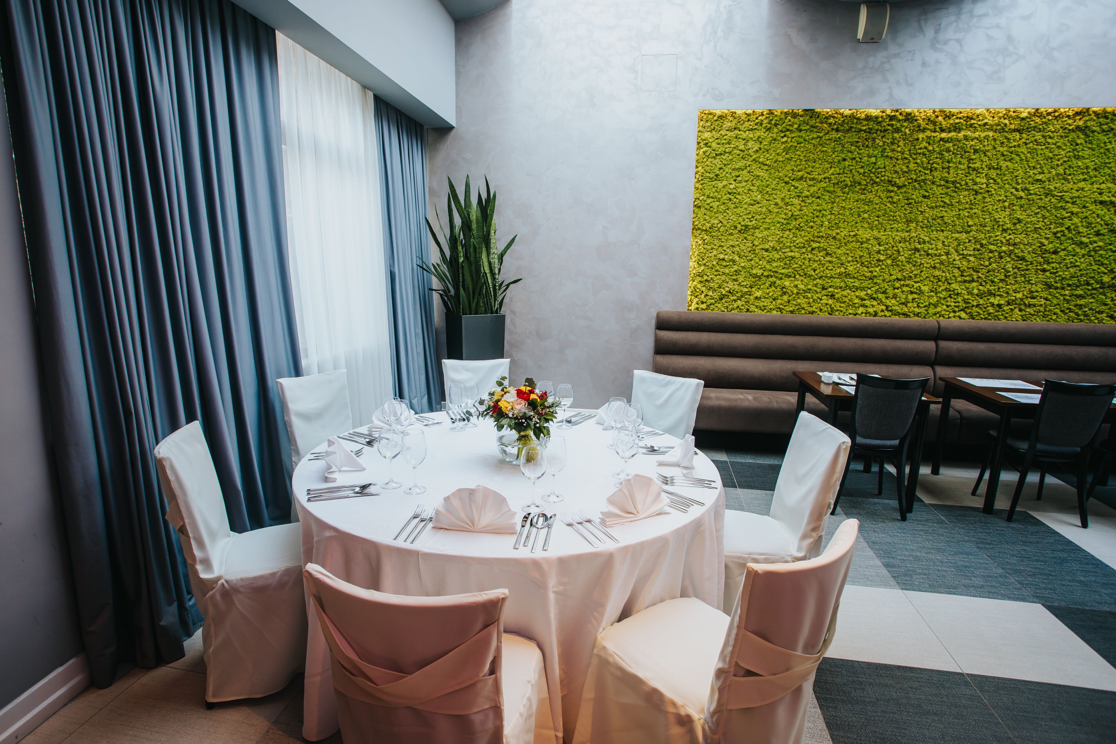 breakfast, lunch and dinner served