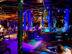 Beach views, serves breakfast, dinner, and brunch
