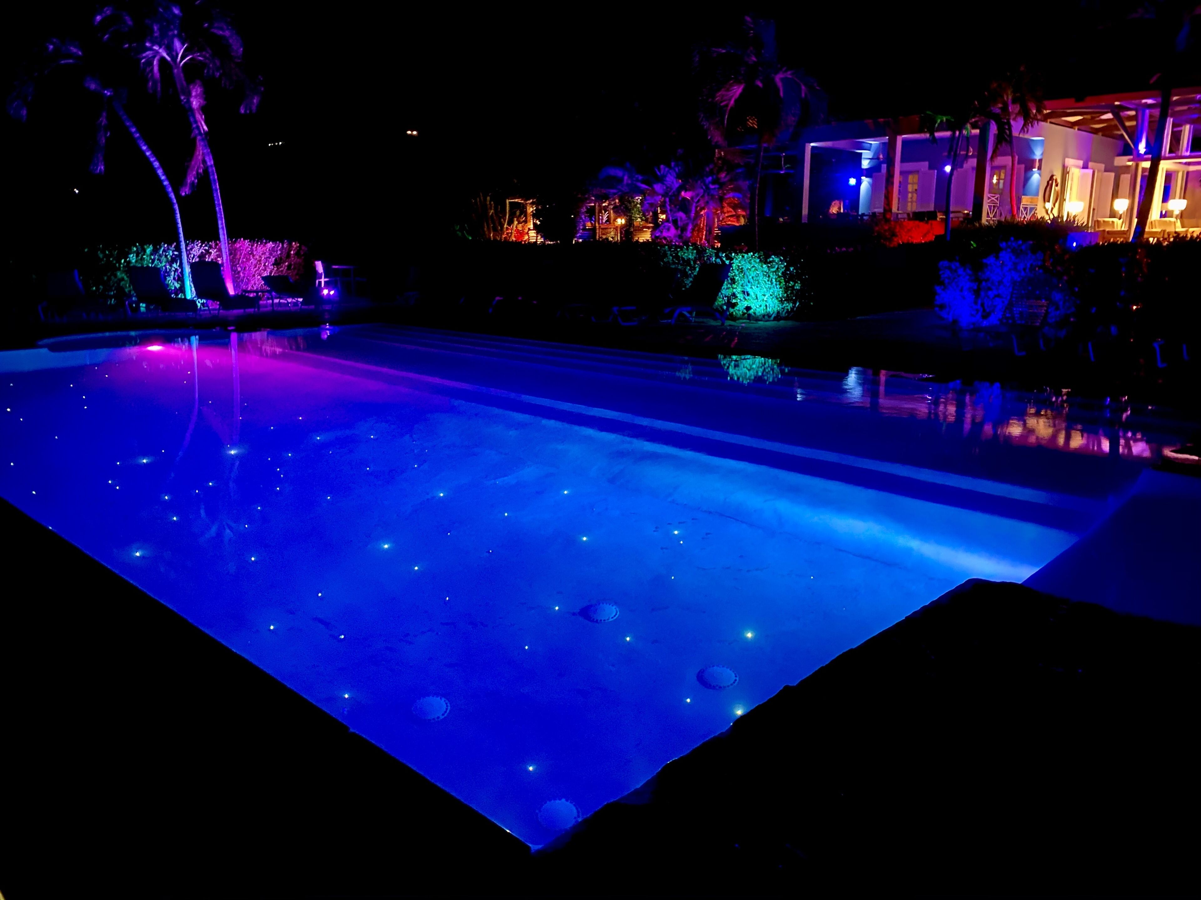 Piscine extérieure, chaises longues