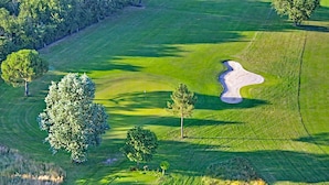 An aerial view of a golf course with sand bunkers, trees, and a clear sky. - Terres de France - Appart'Hôtel La Roche Posay (La Roche-Posay)