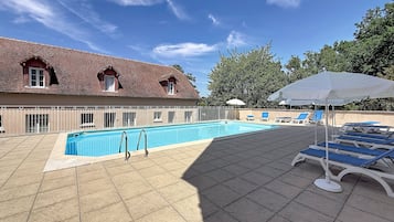 Seasonal outdoor pool, sun loungers