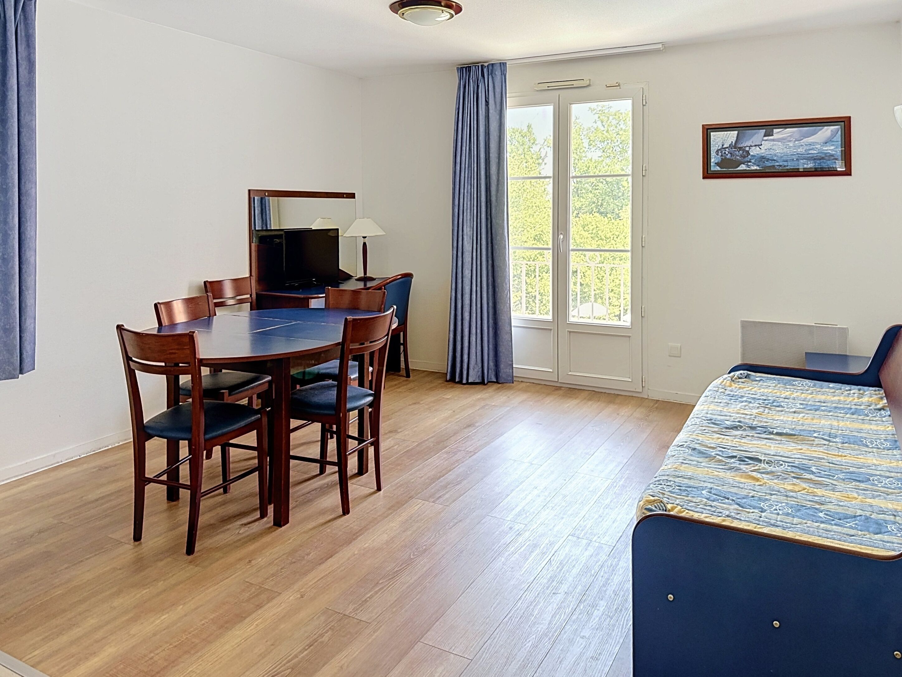 Apartamento estándar, 2 habitaciones (6 pax) | Zona de estar | Televisión de pantalla plana de 80 cm con canales digitales
