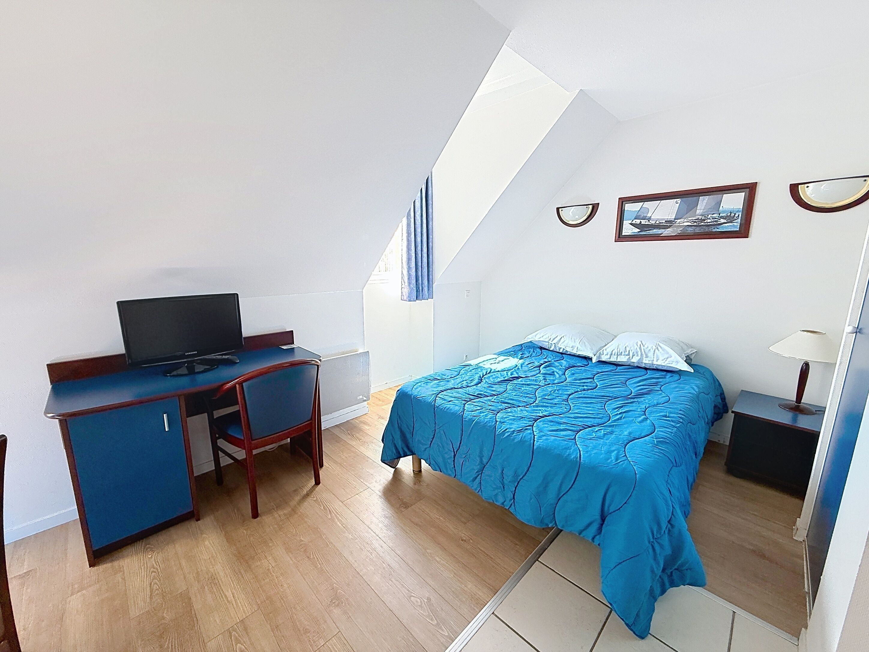 Estudio estándar (2 pax) | Escritorio, cortinas opacas, sistema de insonorización