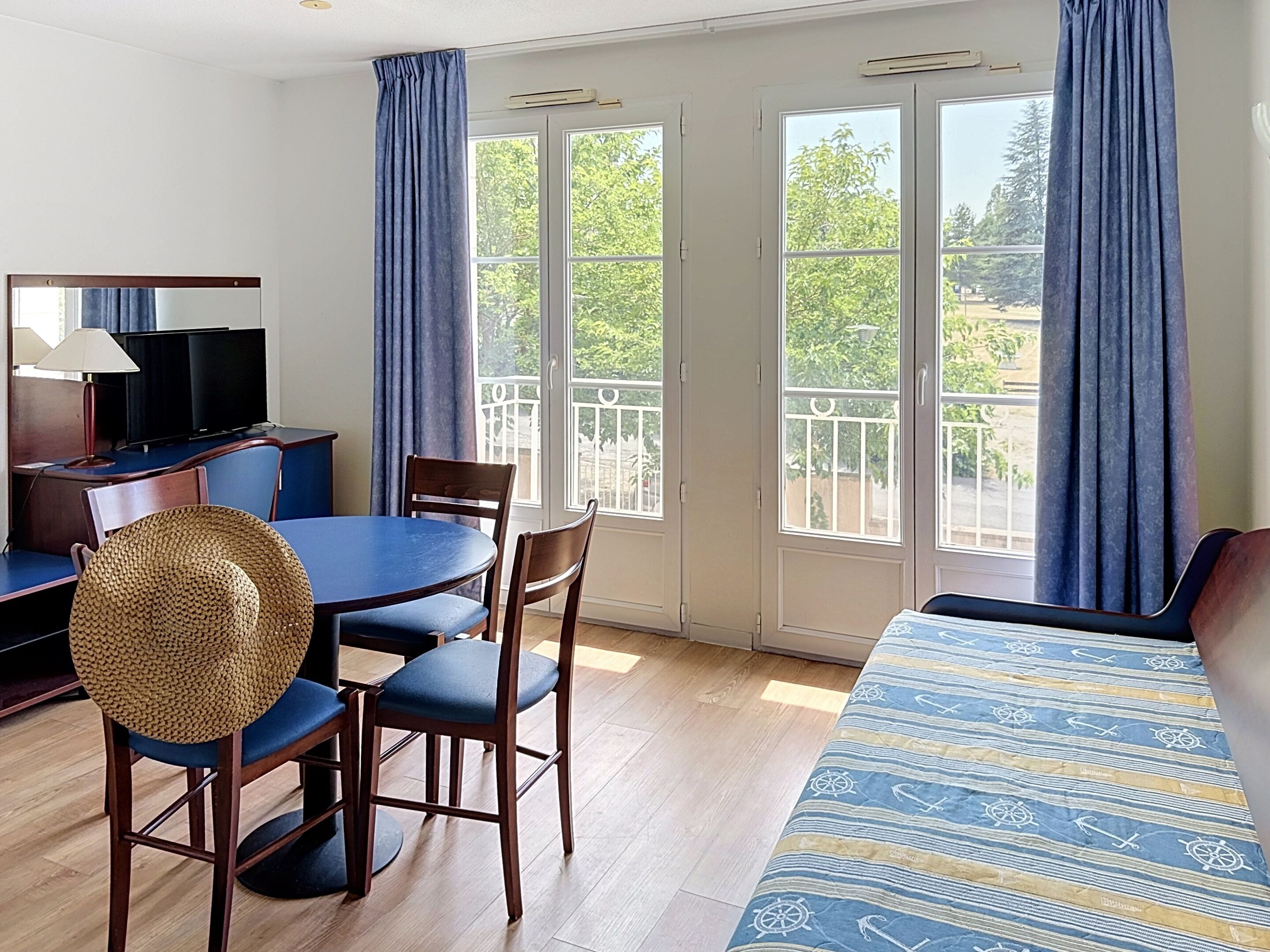 Apartamento estándar, 1 habitación (4 pax) | Zona de estar | Televisión de pantalla plana de 80 cm con canales digitales