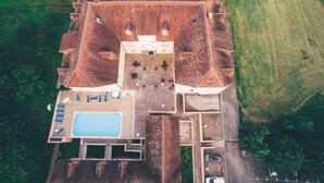 An aerial view of a building with a central courtyard, a swimming pool, and multiple balconies. - Terres de France - Appart'Hôtel La Roche Posay (La Roche-Posay)
