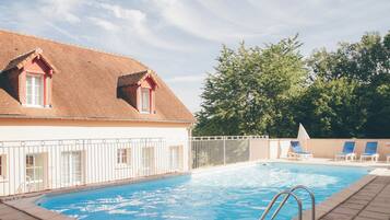 Piscine extérieure (ouverte en saison), chaises longues