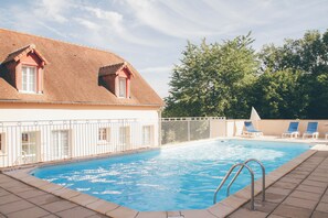Piscine extérieure (ouverte en saison), chaises longues