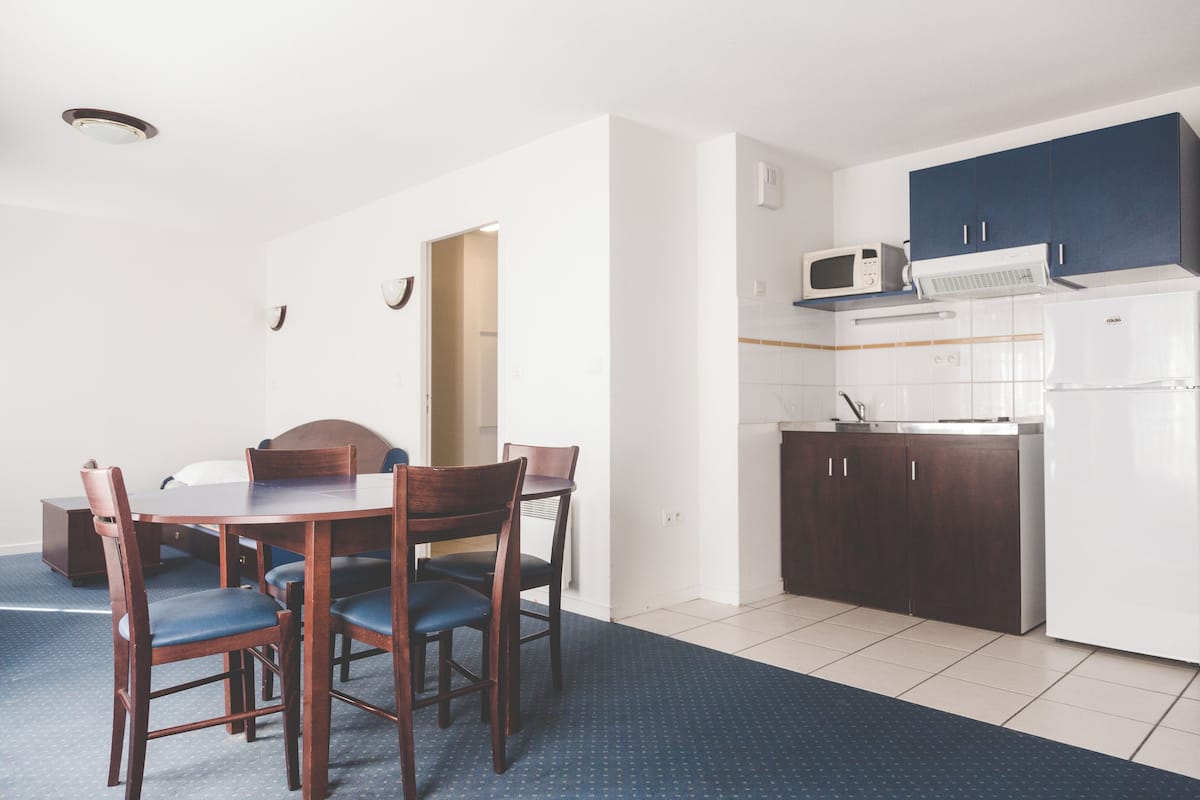 Appartement, 1 slaapkamer (4 pax) | Woonruimte | Een 80-cm flatscreentelevisie met digitale zenders en een televisie