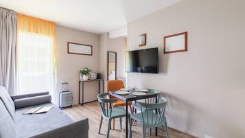 Studio | Een bureau, verduisterende gordijnen, geluiddichte muren