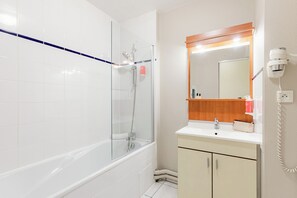 Familie appartement, 2 slaapkamers | Badkamer | Handdoeken, zeep, shampoo, toiletpapier