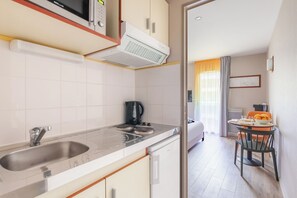 Studio (Double) | Private kitchen | Fridge, microwave, stovetop, dishwasher - Appart'City Confort Nantes Cité des Congrès (Nantes)