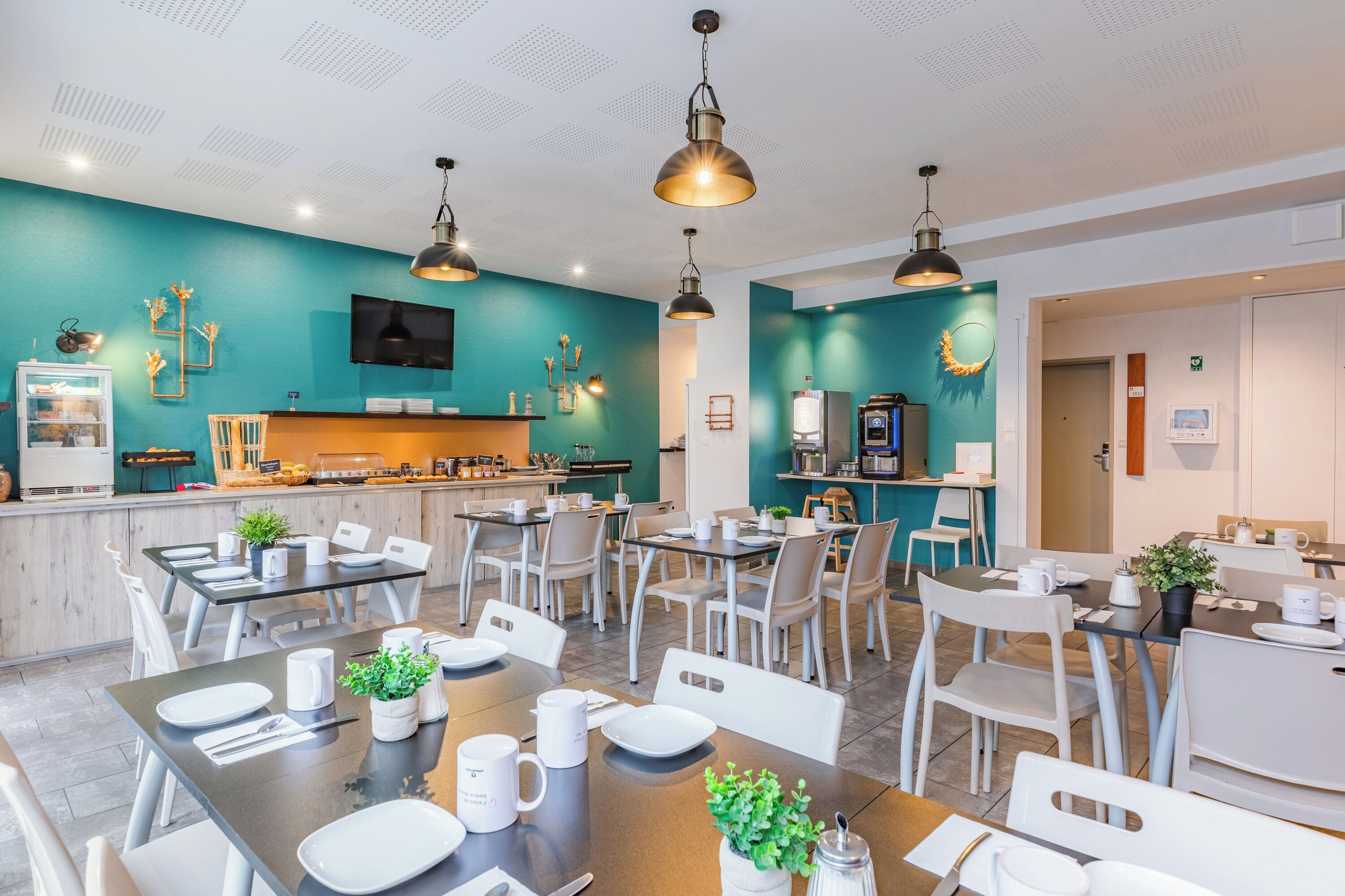 Se ofrece un desayuno bufé todos los días (13.9 EUR por persona)