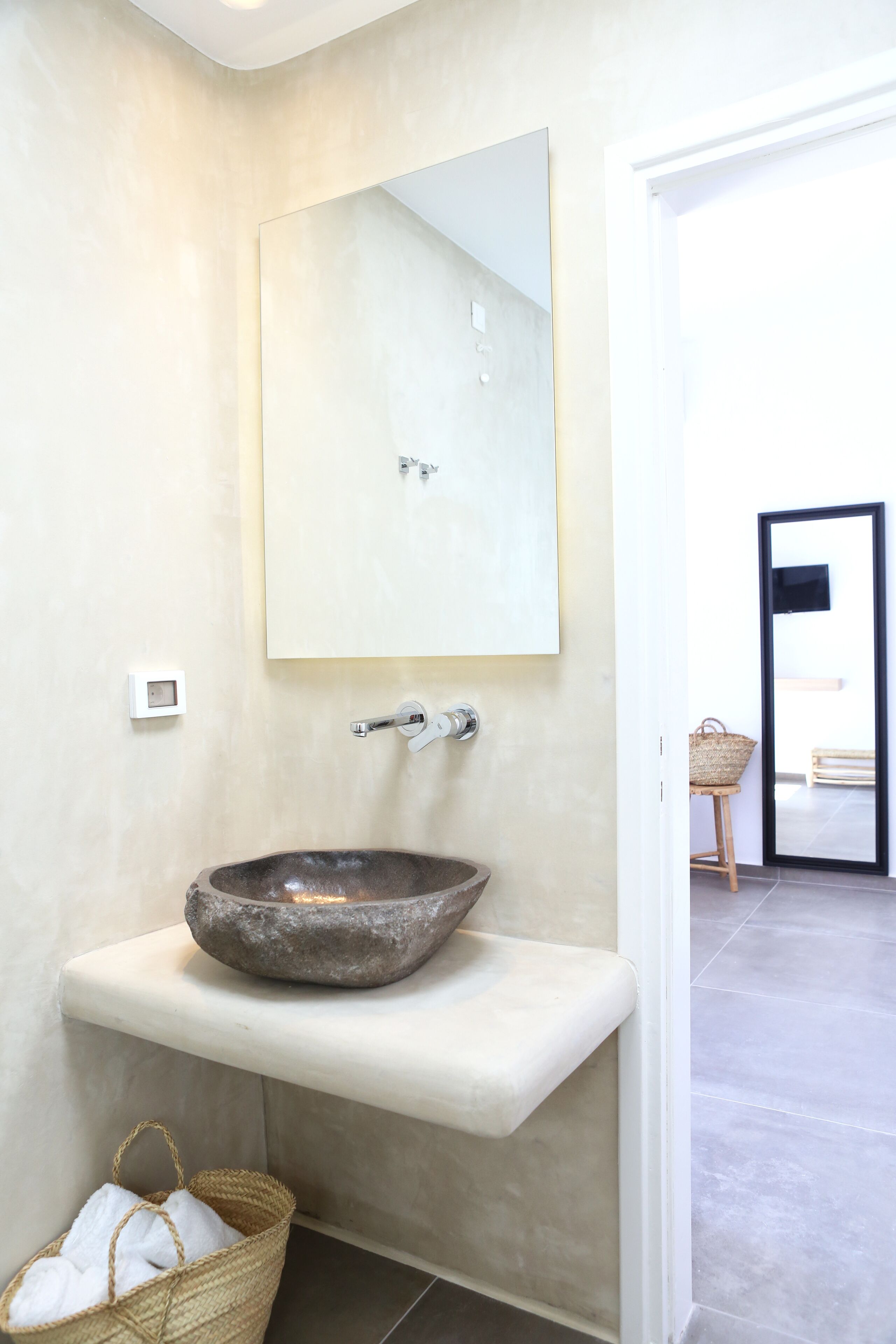 triple room | bathroom | shower, rainfall showerhead, free toiletries, hair dryer