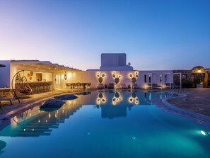 حمّام سباحة خارجي، مظلات على حمّام السباحة، مقاعد للتشمس