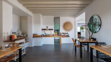 Petit déjeuner continental (14 EUR par personne)