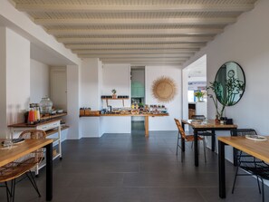 Sarapan ala kontinental setiap hari (EUR 14 per orang)