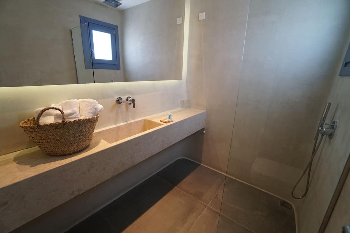 superior room | bathroom | shower, rainfall showerhead, free toiletries, hair dryer