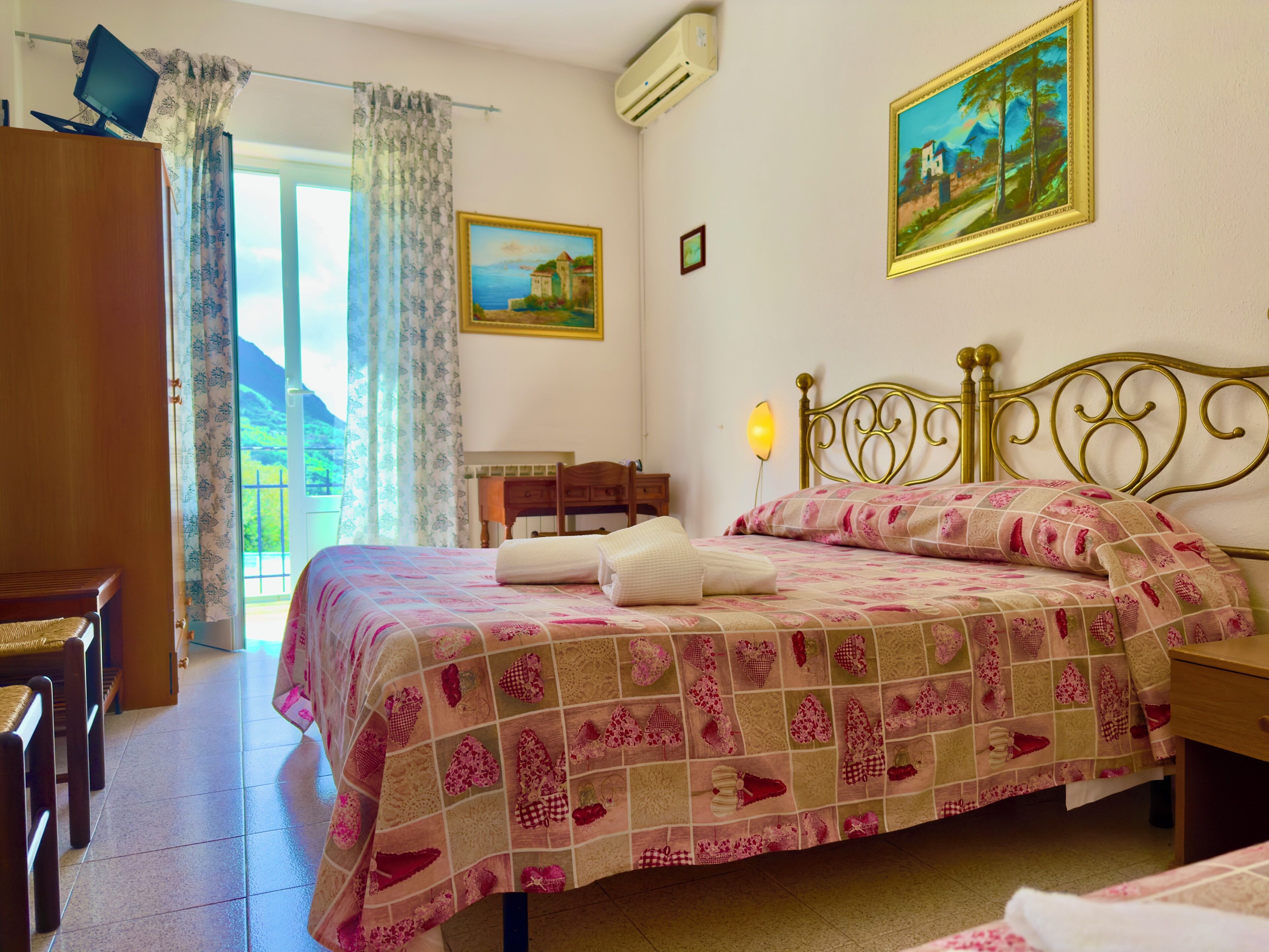 Driepersoonskamer | Een bureau, een laptopwerkplek, gratis wifi