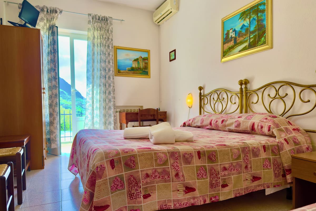 Driepersoonskamer | Een bureau, een laptopwerkplek, gratis wifi