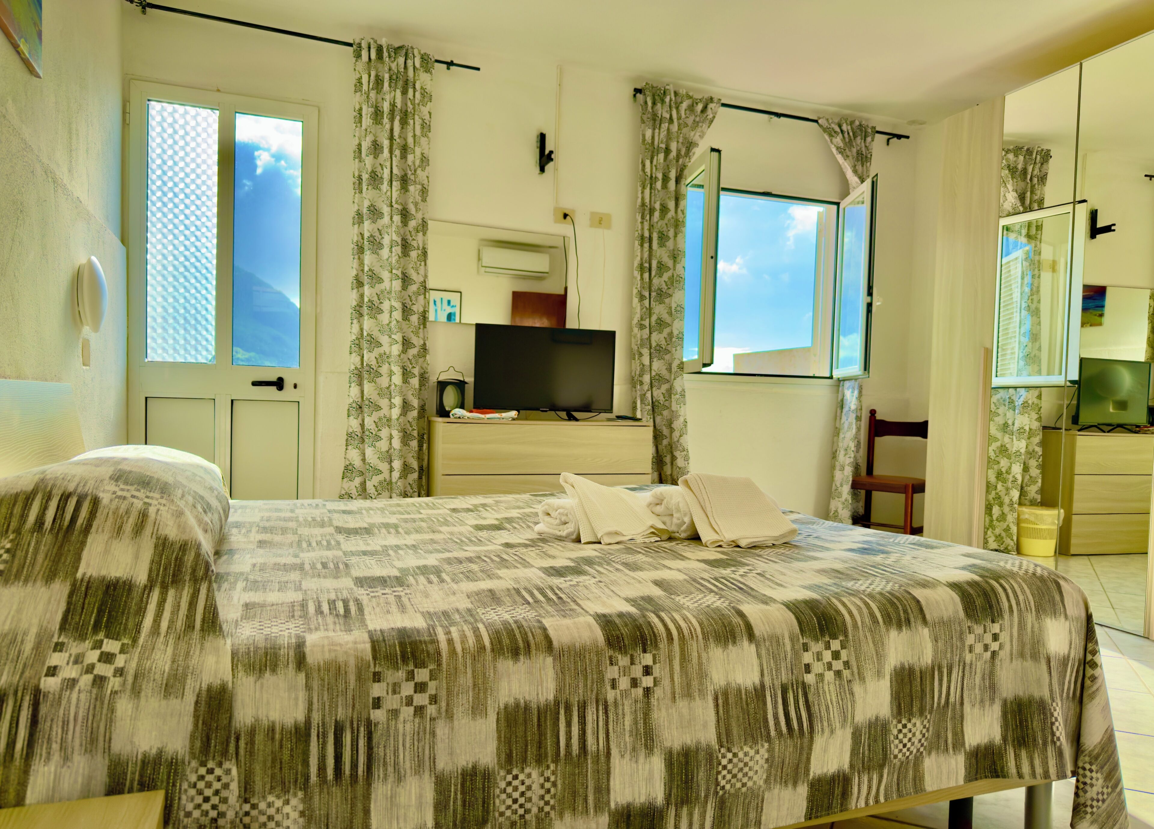 Deluxe tweepersoonskamer | Een bureau, een laptopwerkplek, gratis wifi