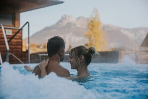 Outdoor spa tub - Die Wasnerin G'sund & Natur Hotel (Bad Aussee)