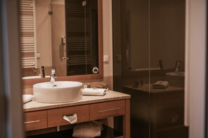 Ein Badezimmer mit Waschbecken, Spiegel und Handtuchhalter.