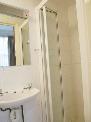 Free toiletries, hair dryer, towels - Queens Hotel (London)