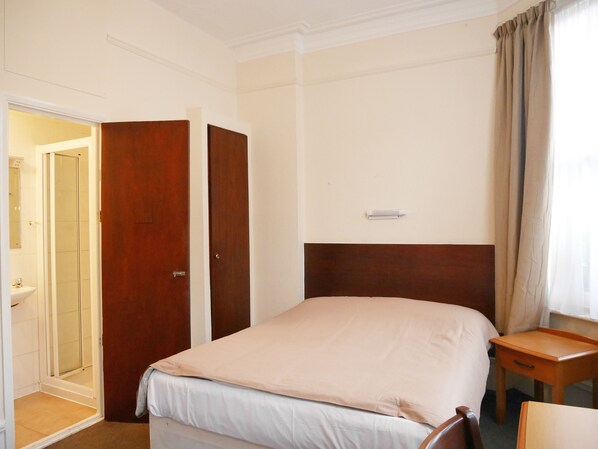 Room - Queens Hotel (London)