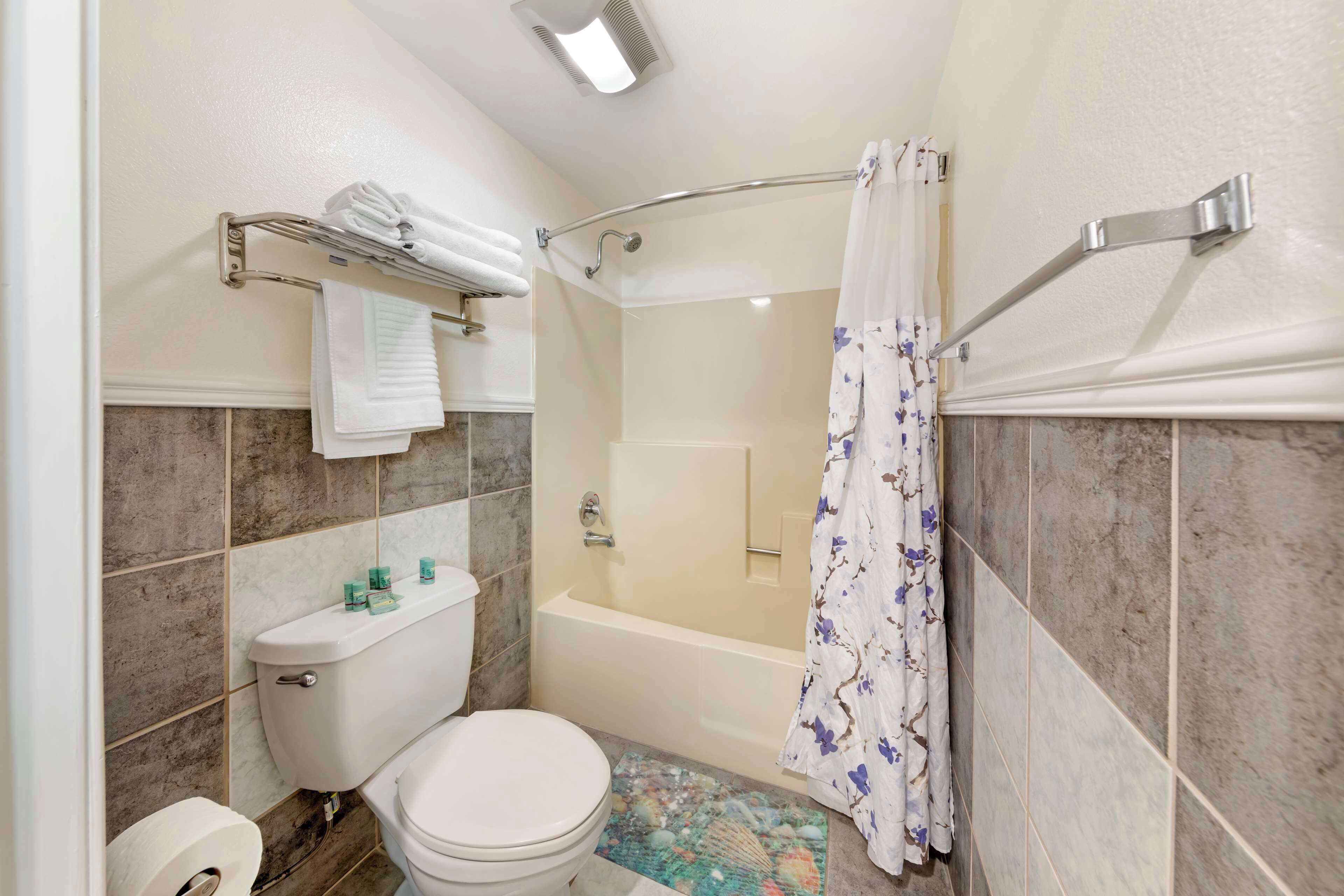 standard room, 2 queen beds, non smoking, balcony | bathroom | combined shower/bathtub, hydromassage showerhead, free toiletries