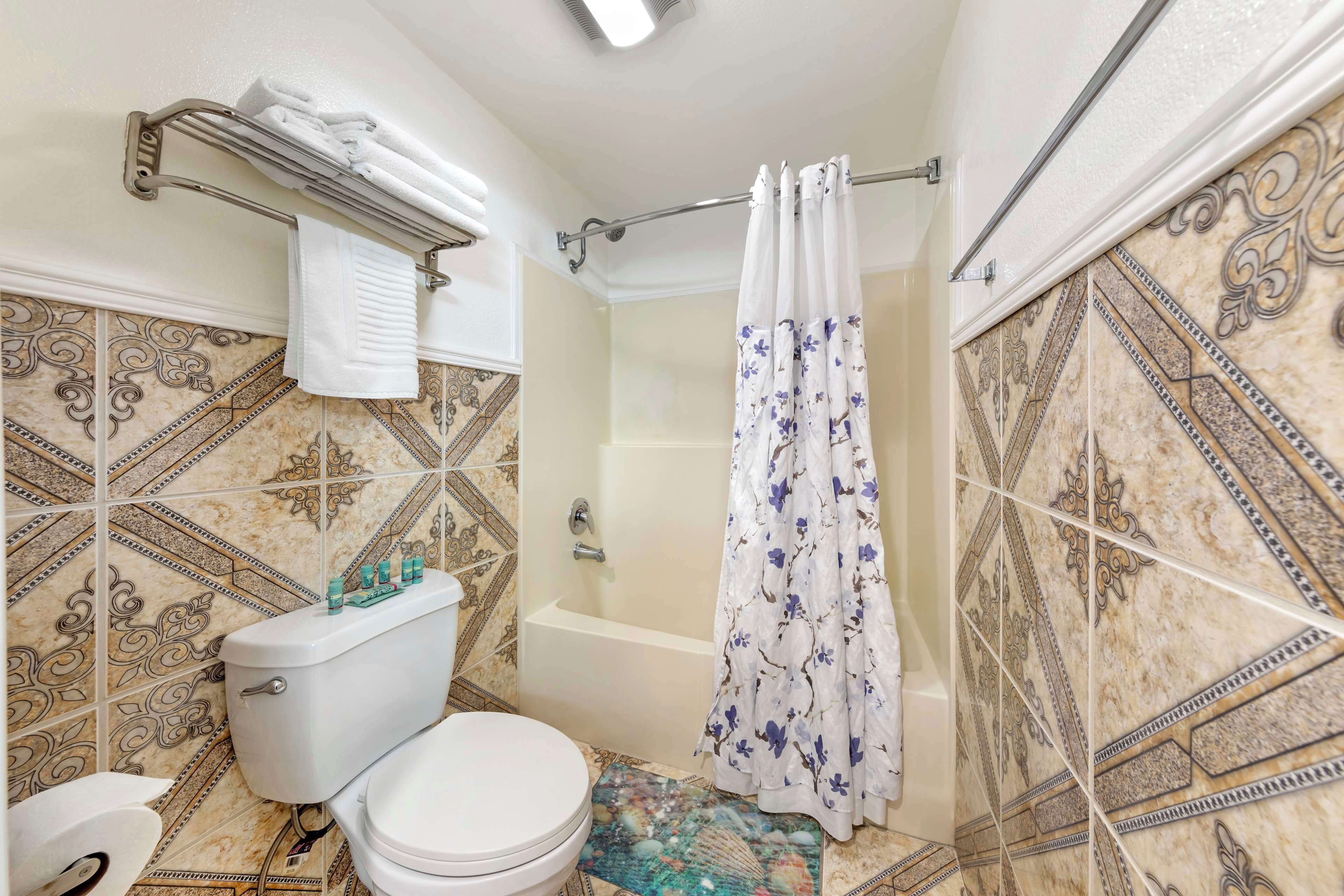 standard room, 1 king bed, non smoking, balcony | bathroom | combined shower/bathtub, hydromassage showerhead, free toiletries