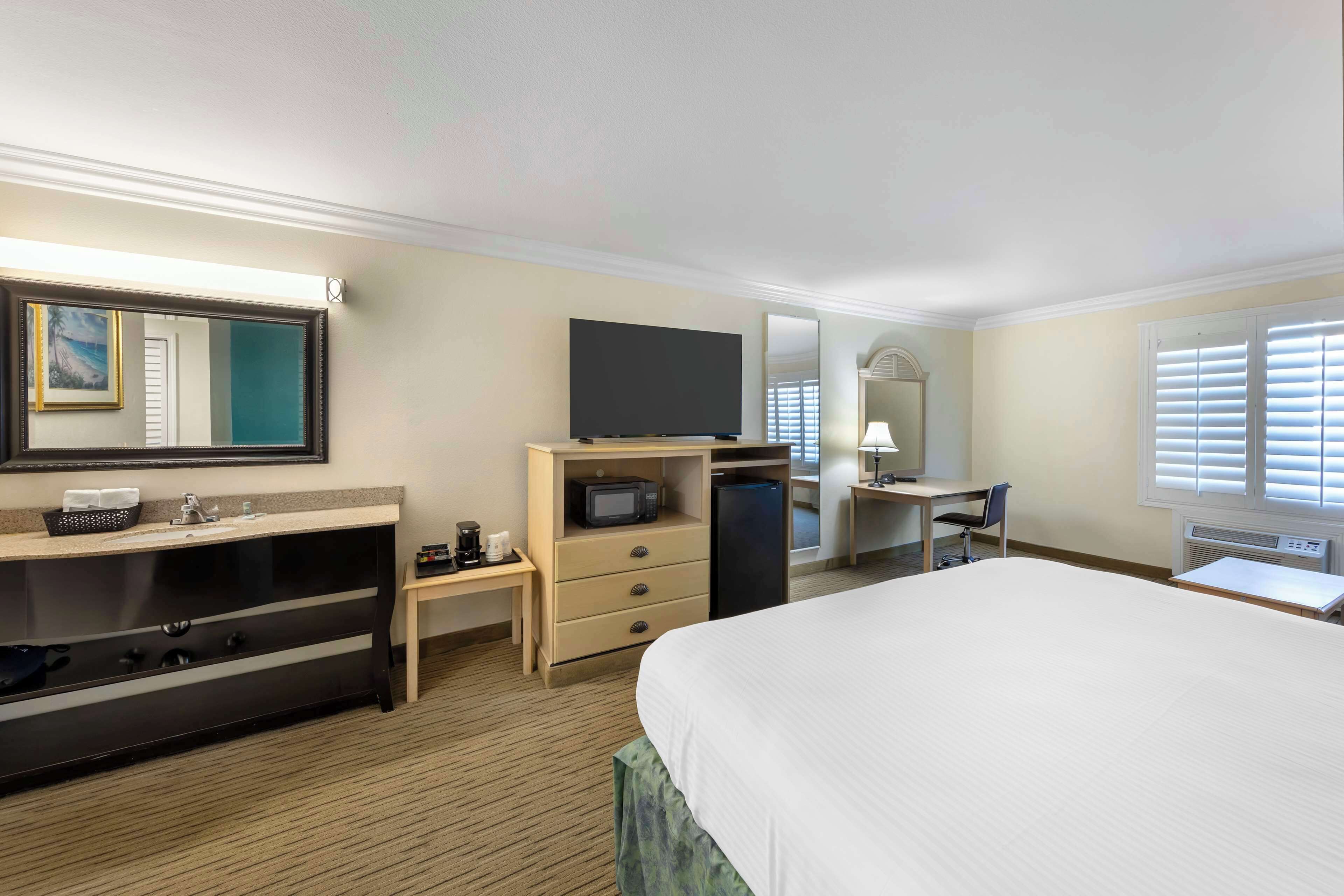 standard room, 1 queen bed, accessible, non smoking | in-room safe, desk, soundproofing, iron/ironing board